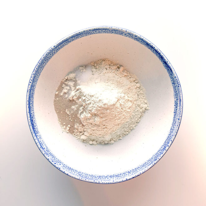taça com farinha, fermento e sal