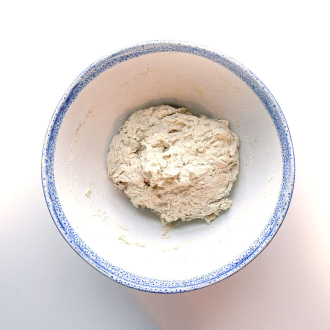 taça com ingredientes misturados para pão caseiro