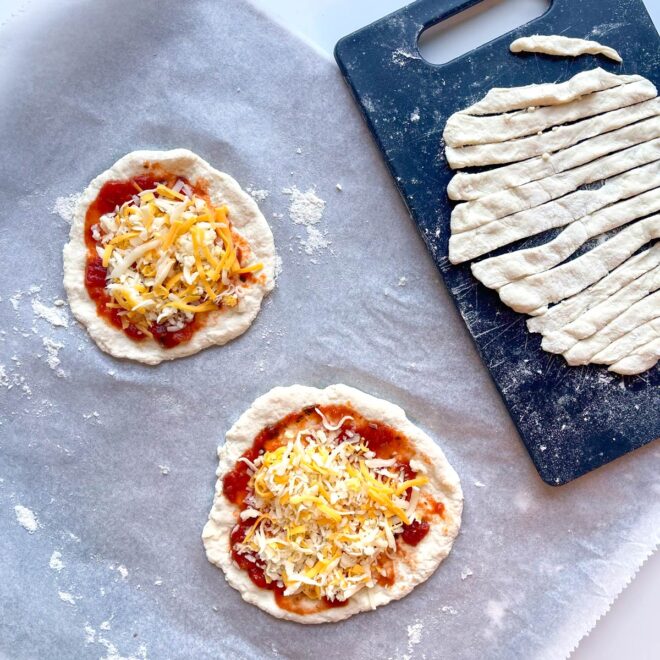 pizzas recheadas com tiras de massa para cobrir